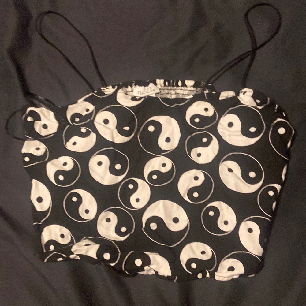 Cute tiny Yang crop top from rue 21 black and white